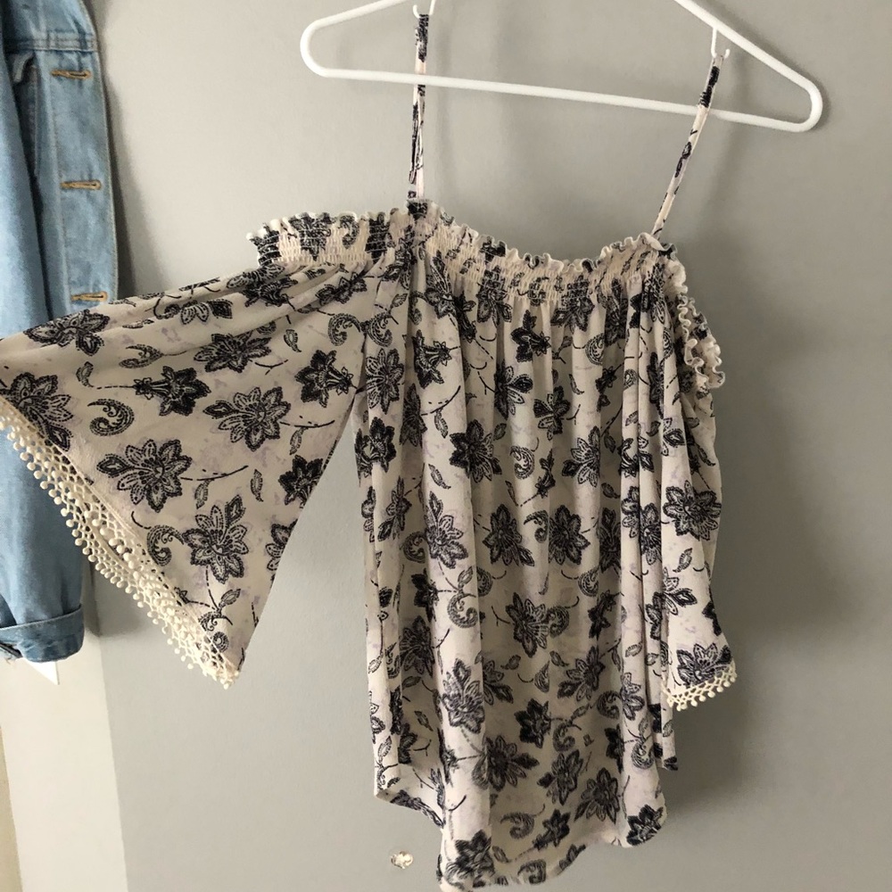 Off the shoulder w/ adjustable straps!!